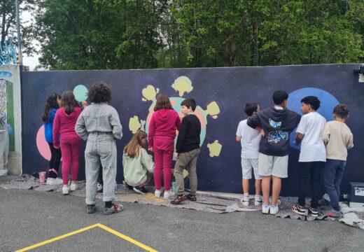 O alumnado do CEIP Alfredo Brañas Pinta no centro un mural pola igualdade por iniciativa do concello